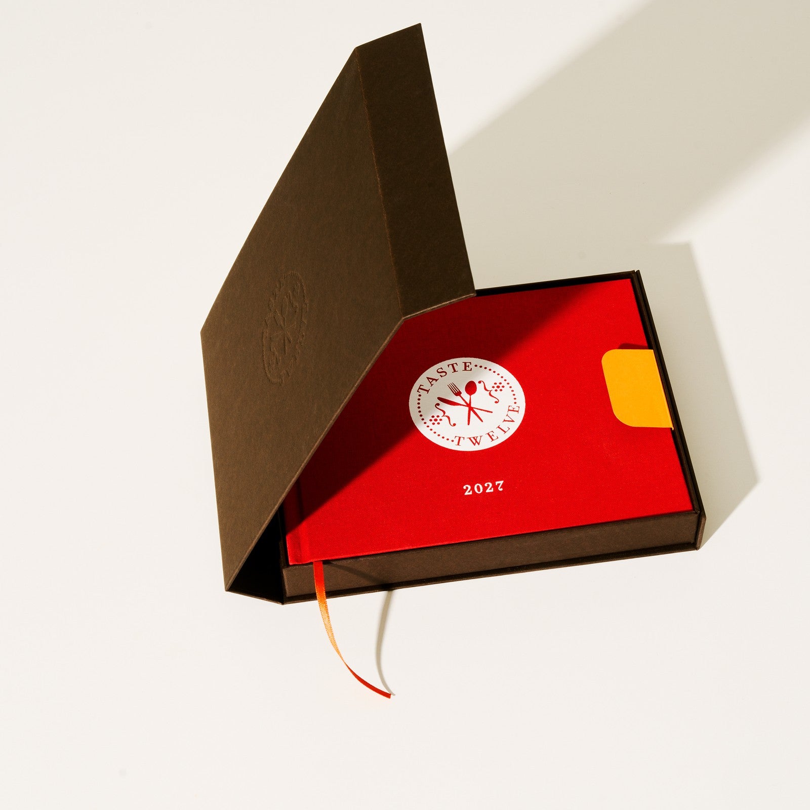 TasteTwelve Geschenkbox mit dem roten Buch 2027